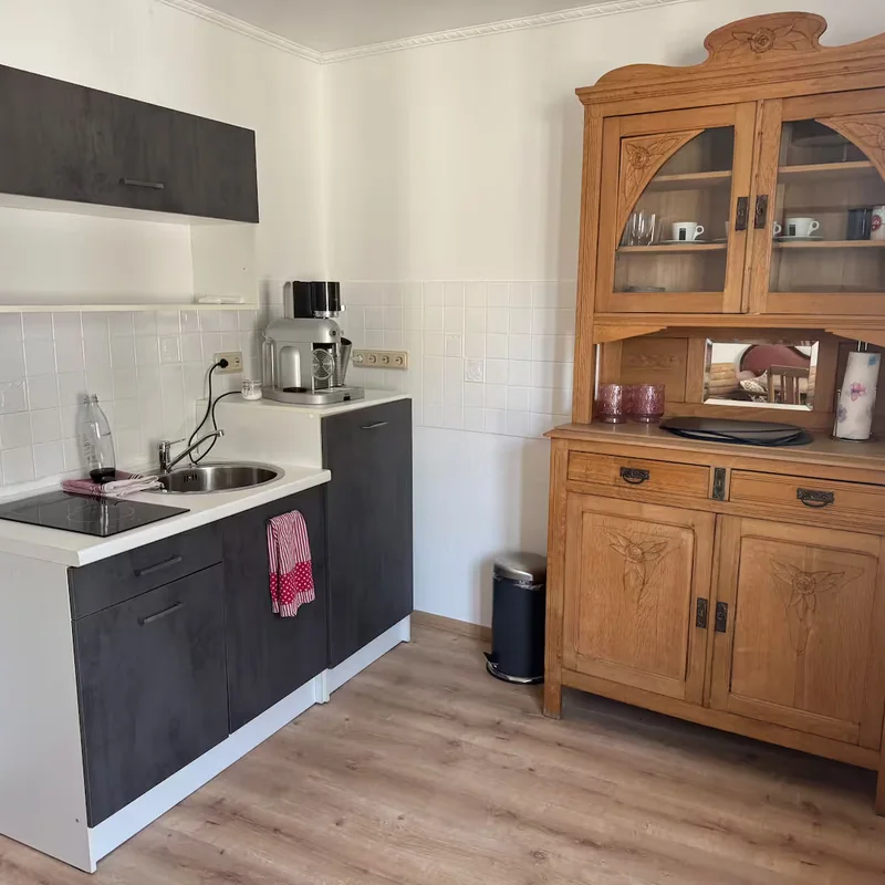 Küchenzeile mit antikem Buffetschrank in der Ferienwohnung