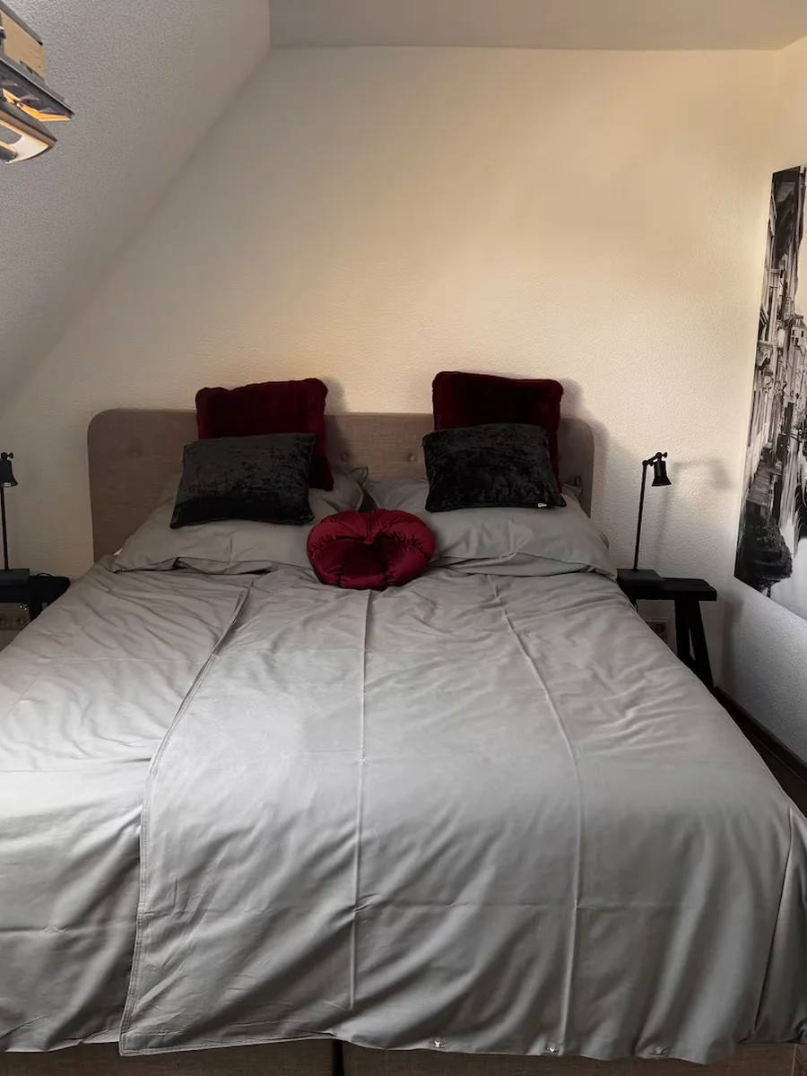 Separates Schlafzimmer mit Doppelbett 160 mal 200 Zentimeter unter Dachschräge