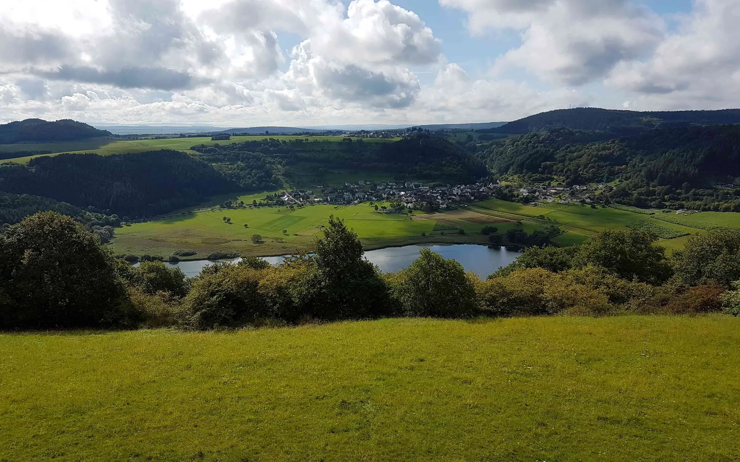Blick über das Meerfelder Maar und den Ort Meerfeld in der Vulkaneifel