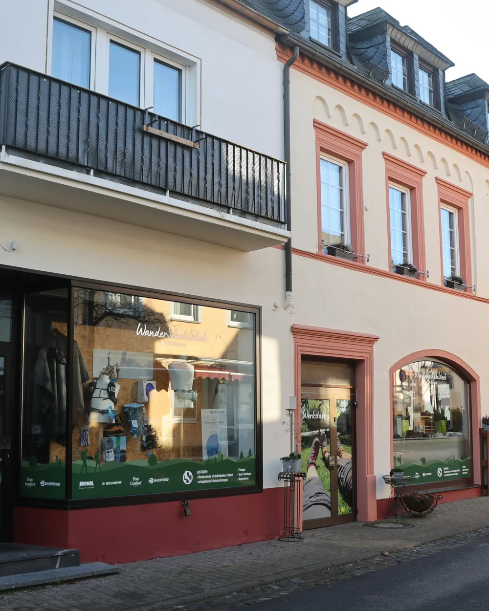 Kurfürstenstraße 18a in Manderscheid mit Eingang zur Ferienwohnung neben dem WanderSchuhWerk